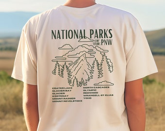 Camiseta de Parques Nacionales del Noroeste del Pacífico, camiseta gráfica con silueta de montaña y árboles perennes, camiseta de senderismo del Pacífico Noroeste, amante de la naturaleza y la aventura al aire libre