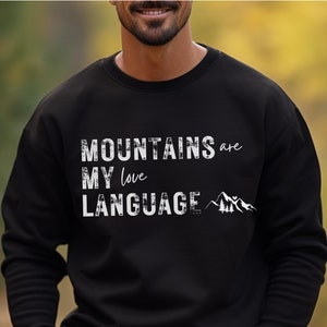 Mountain Tree-sweater, Mountains Are My Love Language-sweater, Valentijn wandelcadeau, outdoor grafische trui met ronde hals wandelpad