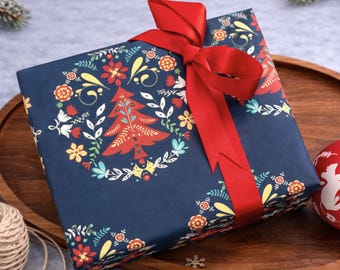 Papel de regalo navideño, diseño de árbol de arte folclórico escandinavo, rollo de papel de regalo para las fiestas, papel noruego sueco, azul marino y rojo