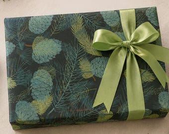 Papel de regalo con diseño de pino y abeto de bosque perenne, ideal para envolver regalos navideños, cumpleaños y otras ocasiones especiales.