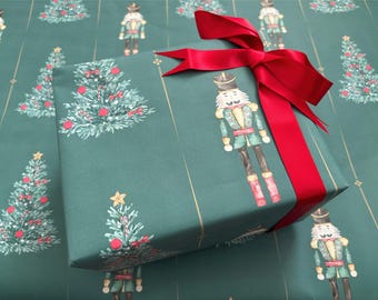 Kerstcadeaupapier, notenkraker en boom, groen en goud, rol kerstcadeaupapier voor cadeaus, feestelijke winterverpakking, vintage stijl ontwerpen