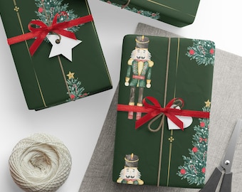 Kerstcadeaupapier, notenkraker en kerstboom, groene kerstcadeaupapierrol voor cadeaus, feestelijke winterverpakking, vintage stijl ontwerpen