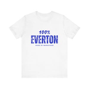 Könnte beinhalten: Weißes T-Shirt mit blauem Aufdruck "100% EVERTON" und dem Schriftzug "PRIDE OF MERSEYSIDE" darunter. Das Shirt hat einen Rundhalsausschnitt und ist wahrscheinlich aus Baumwolle oder einem ähnlichen Stoff.
