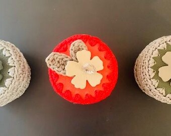 Scatola portaoggetti all'uncinetto in grigio, corda o rosso – Contenitore decorativo fatto a mano con coperchio in pelle