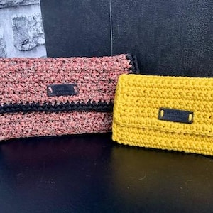 Monedero de ganchillo rojo mezclado con borde negro o amarillo brillante