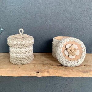 Natural crochet jewelry holder – Decorative box in sand and rope with leather flower