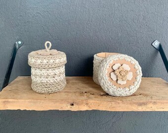 Portagioie all'uncinetto naturale – Scatola decorativa in sabbia e corda con fiore in pelle