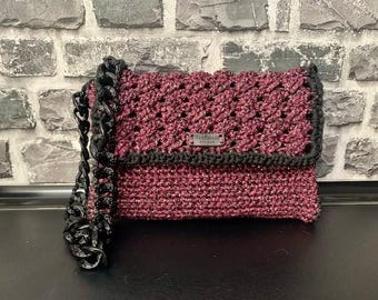 Burgundy Crochet Clutch – Black Resin Chain – Golden Thread – Handmade