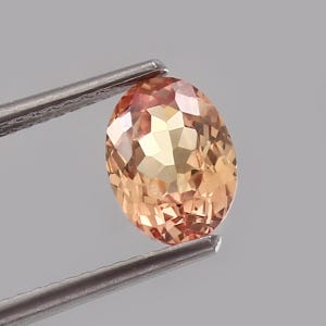 AAA Ceylon Padparadscha Sapphire: Peach Bi-Color Oval Cut Gemstone (8x6 MM, 1.65 CT)