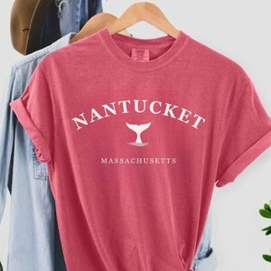 Könnte beinhalten: Ein rotes T-Shirt mit einer weißen Grafik eines Walsschwanzes und dem Text "NANTUCKET MASSACHUSETTS".
