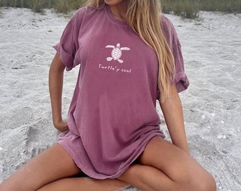 Schildkröte'y coole Komfort Farben T-Shirt, Sommerferien Strand Tshirt, Meeresschildkröte Themen Shirt, Meeresleben T-Shirt, Geschenk für Schildkröte Liebhaber, Ozean T