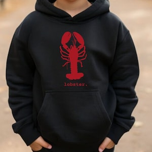 Könnte beinhalten: Schwarzer Kapuzenpullover mit einer roten Hummer-Silhouette und dem Wort "Lobster" darunter.