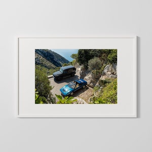 Das Nest | Blauer Ferrari in Côte d&#39;Azur, Ezé, Autofotografie, Oldtimer, Wandkunst, Digitale Wandkunst, printable