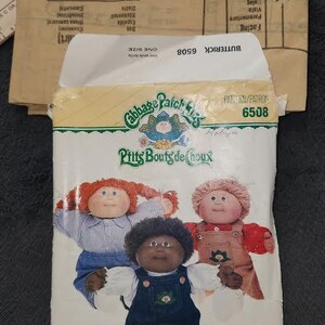 Peut inclure: Un patron de couture vintage pour les vêtements de poupées Cabbage Patch Kids. Le patron est destiné à la confection de vêtements et d'habits pour les poupées Cabbage Patch Kids. Le patron est de Butterick et porte le numéro 6508.