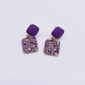 Square earrings with sparkling stones in purple, white and black