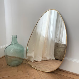 Organic mirror in golden brass - shaped mirror