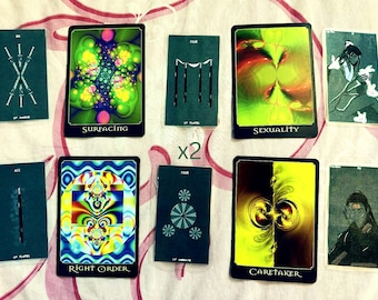 Può includere: Una collezione di carte dei tarocchi con vari disegni astratti colorati e illustrazioni. Le carte presentano titoli come "Surfacing", "Sexuality", "Right Order" e "Caretaker". Le carte sono disposte su una superficie a motivi.