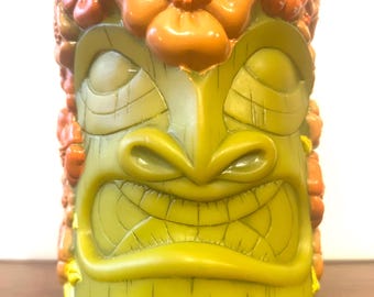 Atomik Tiki Drink Koozie – Portavasos rígido de goma con diseño floral