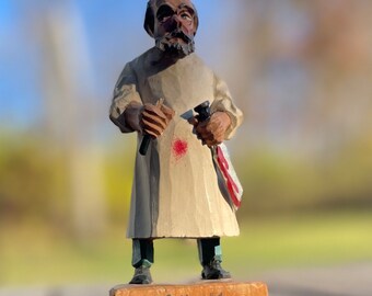 JASCHKE PRETZEL Figura alemana de médico tallado en madera “Orthopäd” Pretzl Figura de cirujano de arte popular bávaro Humor negro Tallado en madera