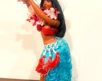 Muñeca hula hawaiana de los años 60 / Tocado tahitiano, collar de flores y falda de hierba azul / Decoración hawaiana tiki de mediados de siglo, recuerdo de Luau