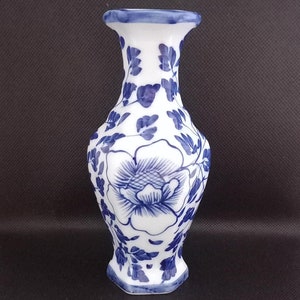 Vintage Chinese Blue & White Floral Design Vase