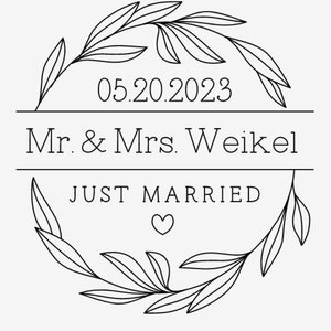 Może przedstawiać: Czarno-biała ilustracja wieńca kwiatowego z tekstem "05.20.2023", "Mr. & Mrs. Weikel" i "JUST MARRIED" wewnątrz wieńca.