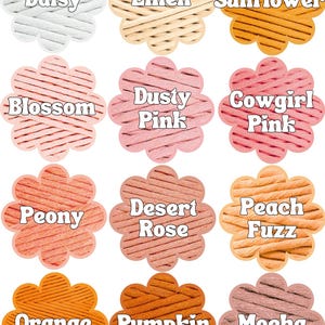 Może przedstawiać: Paleta kolor&oacute;w z dwunastoma pr&oacute;bkami w kształcie kwiat&oacute;w. Kolory obejmują Daisy, Linen, Sunflower, Blossom, Dusty Pink, Cowgirl Pink, Peony, Desert Rose, Peach Fuzz, Orange, Pumpkin i Mocha. Każda pr&oacute;bka przedstawia teksturowany, tkany materiał.