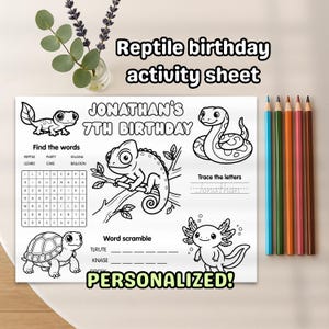 Pode incluir: Uma folha de atividades de aniversário com tema de répteis personalizada com o texto "7º aniversário de Jonathan". A folha inclui quebra-cabeças de palavras, uma mistura de palavras e uma atividade de rastreamento. Lápis de cor estão à direita.
