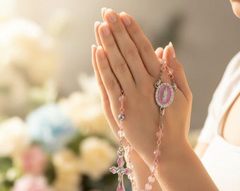 Rosario fatto a mano con perline di vetro rosa: regalo per la prima comunione