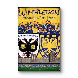 Puede incluir: Impresión rectangular con el texto "WIMBLEDON FOREVER THE DONS" en azul y amarillo. Presenta un equipo con uniformes azules y amarillos, dos logotipos de equipo y una escena de estadio. La impresión está sobre un fondo blanco.