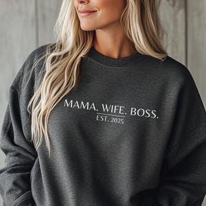 Mama Hoodie, Mama Wife Boss 2025 Sweater, aanpasbaar, Mama Sweatshirt, Moederdag cadeau, Geboorte cadeau, Mama Sweater