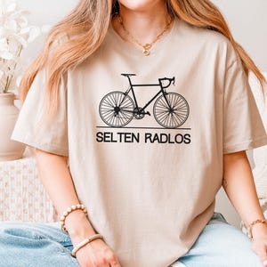 Rarely Radlos T-Shirt, Bicycle & Road Bike Motif – Gift for Cyclists and Bike Fans, Unisex T-Shirt