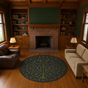 Puede incluir: Un salón acogedor con suelos de madera, chimenea de ladrillo y estanterías empotradas. Una alfombra redonda con diseño de árbol se encuentra en el centro. La habitación está amueblada con un sillón de cuero, un sofá y dos lámparas.