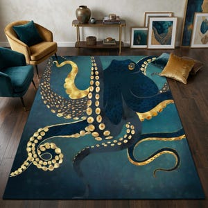 Op de afbeelding: Een rechthoekig vloerkleed met een gestileerd octopusontwerp. De octopus is voornamelijk marineblauw met gouden accenten op zijn tentakels en lichaam. Het vloerkleed heeft een teal en marineblauwe achtergrond. Het vloerkleed ligt op een donkere houten vloer. Afmetingen: ca. 200 cm x 300 cm.