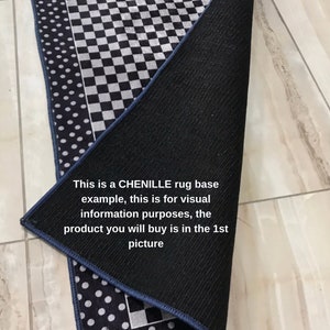Może przedstawiać: Zbliżenie na tył czarno-białego dywanu w kratkę z czarnym podkładem z chenille. Na podkładzie nadrukowany jest tekst "This is a CHENILLE rug base example, this is for visual information purposes, the product you will buy is in the 1st picture".