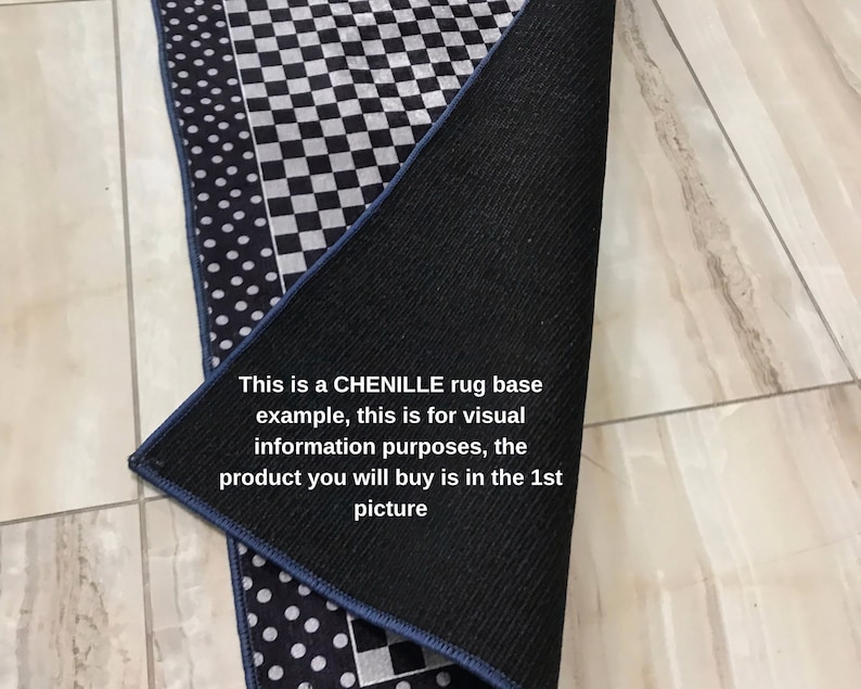 Może przedstawiać: Zbliżenie na tył czarno-białego dywanu w kratkę z czarnym podkładem z chenille. Na podkładzie nadrukowany jest tekst "This is a CHENILLE rug base example, this is for visual information purposes, the product you will buy is in the 1st picture".