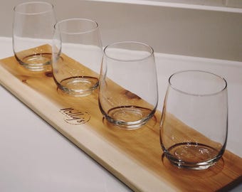 Tabla de degustación de bebidas de madera hecha a mano / Tabla de cata de vino y cerveza / Grabado personalizado / Regalo de inauguración de casa / Artículos de madera artesanales