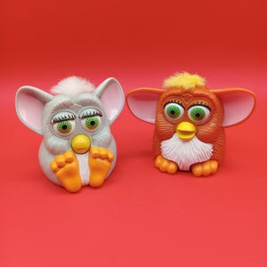 Dwie plastikowe zabawki Furby z kolekcji McDonald's Happy Meal z 1998 r.