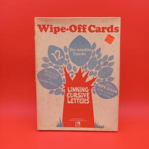 Könnte beinhalten: Ein Vintage-Lernset "Wipe-Off Cards" für Schreibschrift. Das Cover zeigt ein Baumdesign mit den Worten "Linking Cursive Letters". Anweisungen umfassen das Schreiben mit Kreide oder Fettstift, dann Abwischen. Ein "Sale"-Aufkleber ist sichtbar.