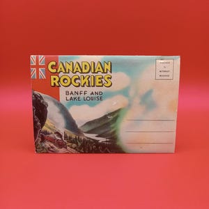 Un livre de cartes postales souvenir des Rocheuses canadiennes se déplie sur Banff et Lake Louise