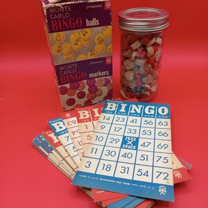 Conjunto vintage de cartões de bingo, marcadores de madeira, marcadores de plástico e caixa