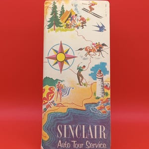 Può includere: Una mappa vintage del servizio di tour automobilistico Sinclair con illustrazioni di persone che si godono varie attività all'aperto, tra cui campeggio, sci, equitazione, golf e nuoto. La mappa presenta una bussola e un faro.