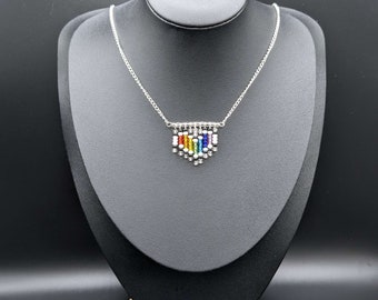 Collar con colgante de cuentas con flecos de corazón y bandera del orgullo LGBTQIA+