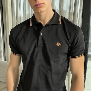 T-shirt da uomo nera a collo alto, 100% cotone, manica corta a righe senape e modello montagna ricamato