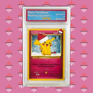 Pode incluir: Um cartão Pokémon Pikachu de Natal classificado. O cartão apresenta um Pikachu amarelo usando um chapéu de Papai Noel, em um fundo de neve. O cartão está envolto em um suporte protetor transparente com o texto "Merry Christmas Wishing you best!" no topo.