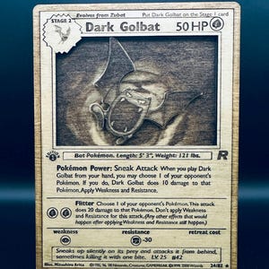Carte Pokémon en bois Gobalt noir | carte 3D faite main et personnalisée | JCC | présentoir - 24/82