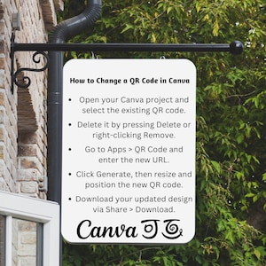 Op de afbeelding: Een wit rechthoekig bord met zwarte tekst, hangend aan een zwarte metalen beugel. Het bord geeft instructies over het wijzigen van een QR-code in Canva. Het Canva-logo staat onderaan.