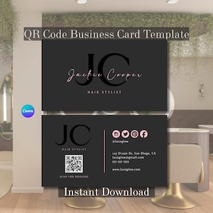 Pode incluir: Modelo de cartão de visita preto com o texto "Modelo de cartão de visita com código QR" no topo. O cartão apresenta o nome "Jackie Cooper" em script rosa e as palavras "Hair Stylist". O cartão inferior tem um código QR e ícones de mídia social.