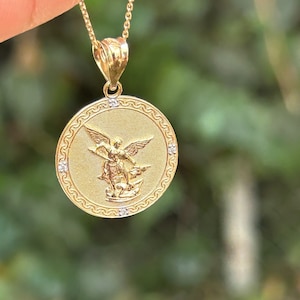 Medalla de San Miguel de 14k, collar de protección, colgante de arcángel de 10k, regalos para ella, defensor divino, colgante de ángel, oro macizo y plata.