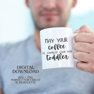 Que votre café soit plus fort que celui de votre tout-petit | Maman drôle SVG pour Cricut | Fichier de coupe SVG citation café | Téléchargement numérique | Conception de vie de maman